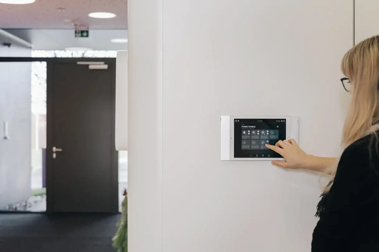 Écran mural de supervision du bâtiment dans un couloir de bureaux