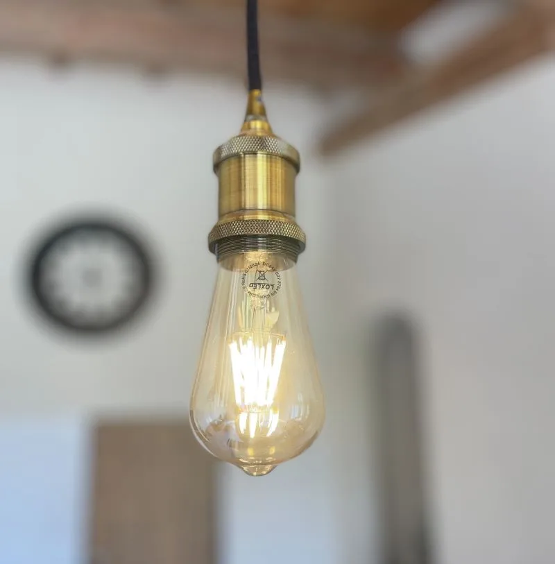 Ampoule ST64 24 V en verre fumé doré sur une douille en laiton, en suspension