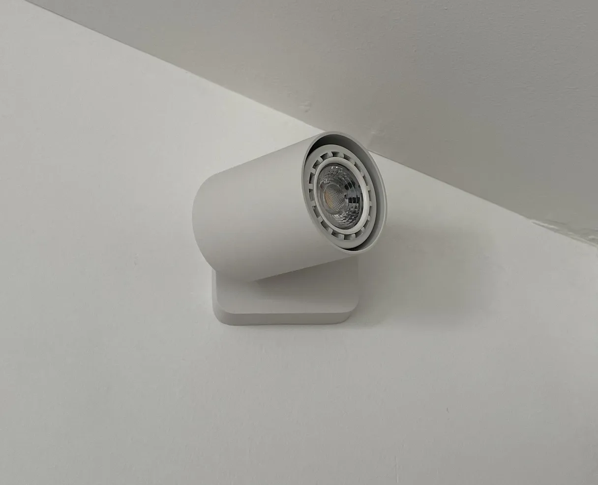 Spot mural orientable blanc équipé d'une ampoule GU10 24 V