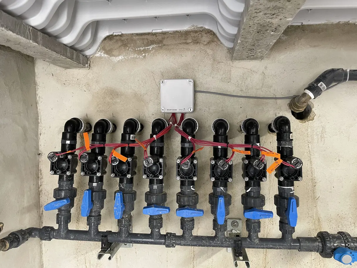 Collecteur d'arrosage automatisé : huit électrovannes raccordées et pilotées depuis un boîtier de commande