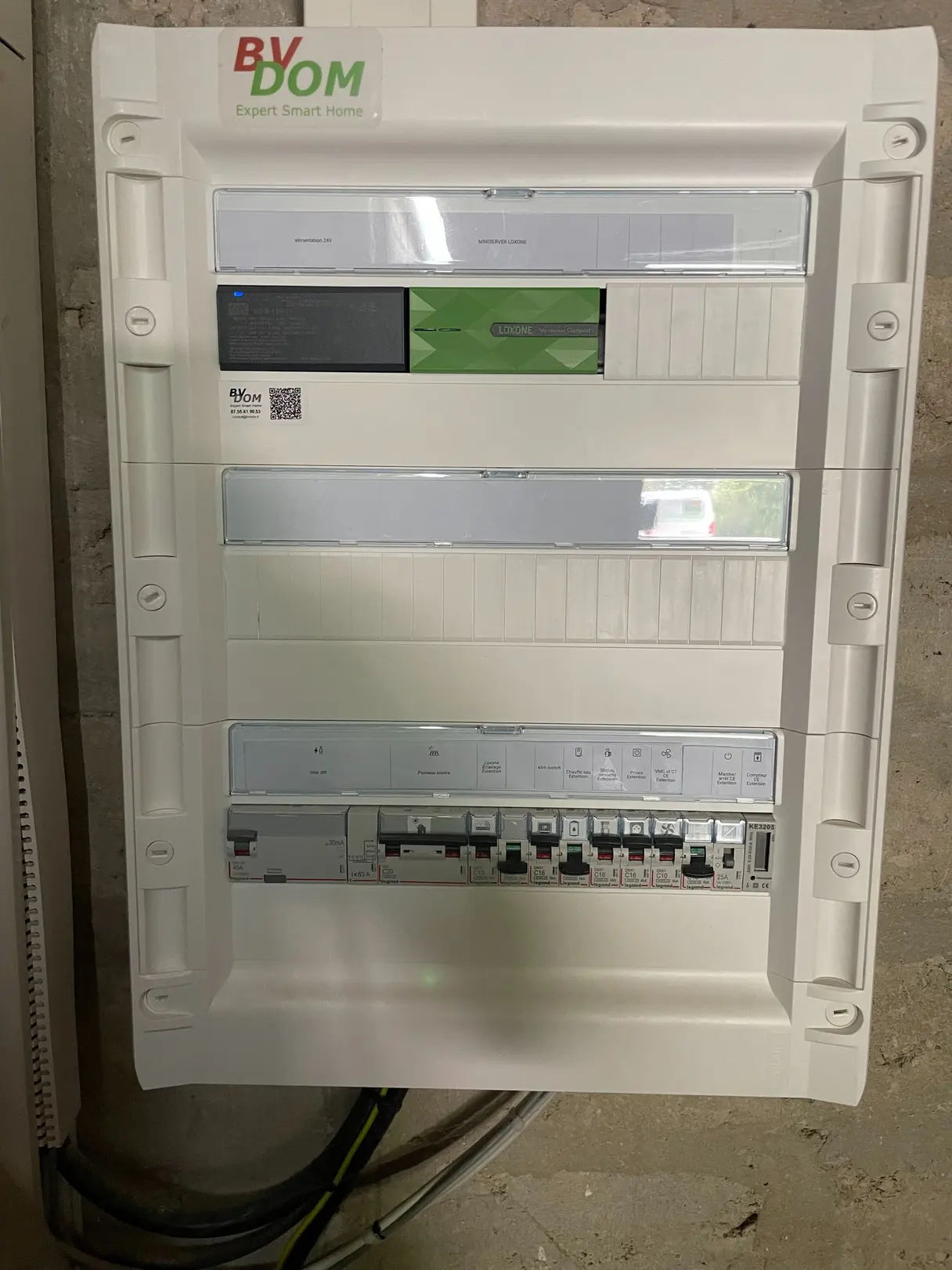Matériel Loxone avant installation : Miniserver Go, modules Tree et prise connectée, aux couleurs BVDOM