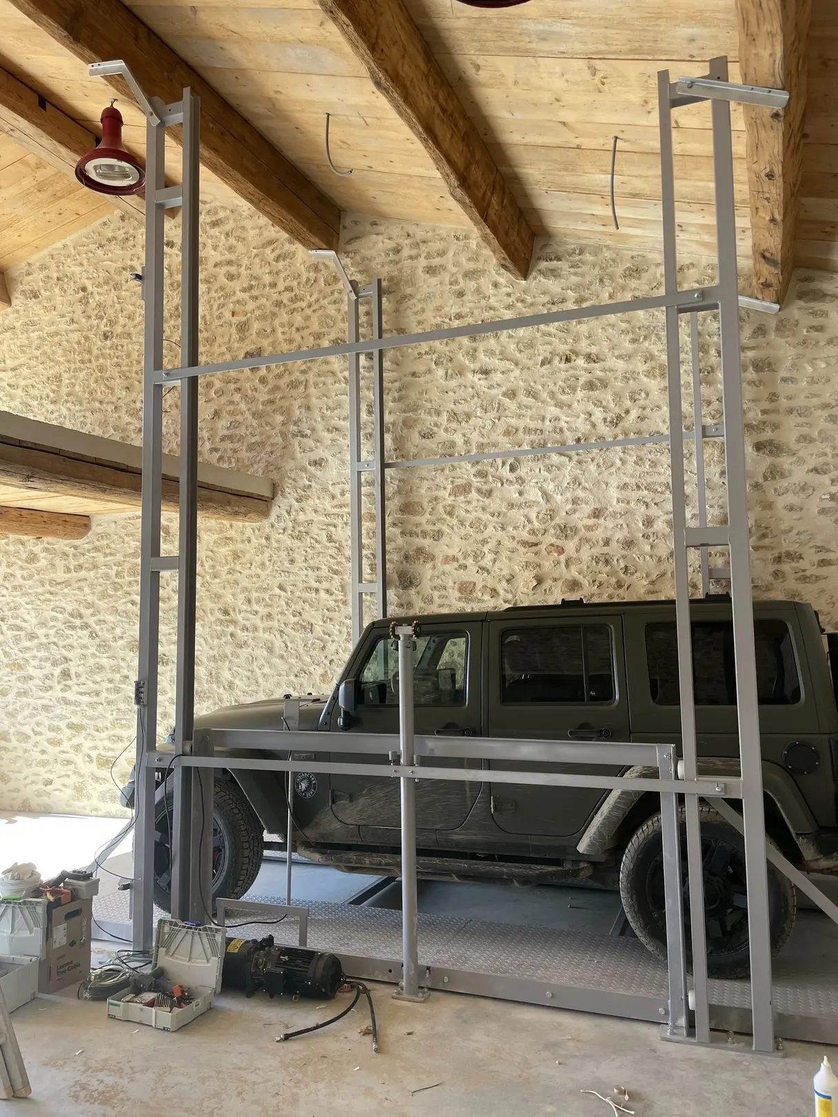 Structure de l'élévateur à voiture en cours de montage au-dessus d'un 4x4