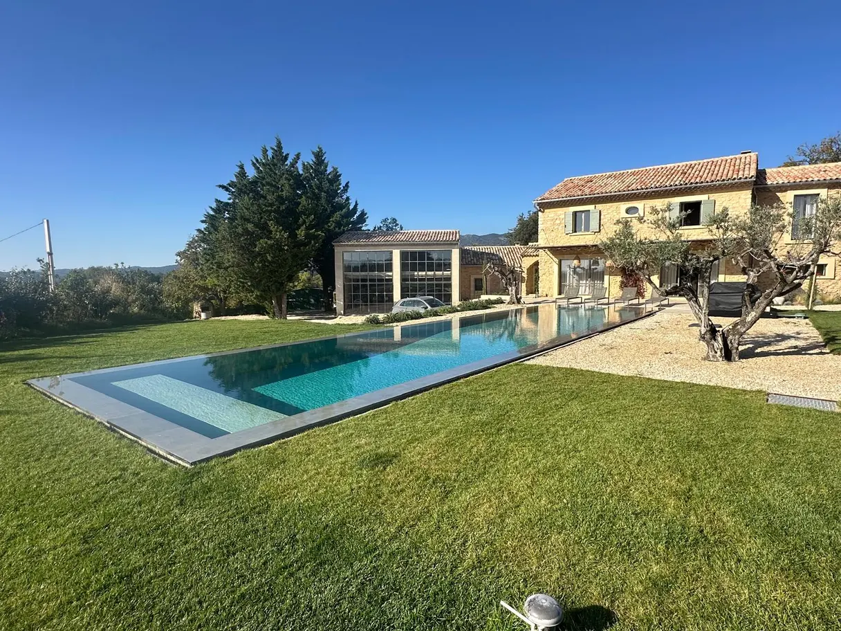 Mas provençal en pierre et sa piscine à débordement au cœur du Luberon