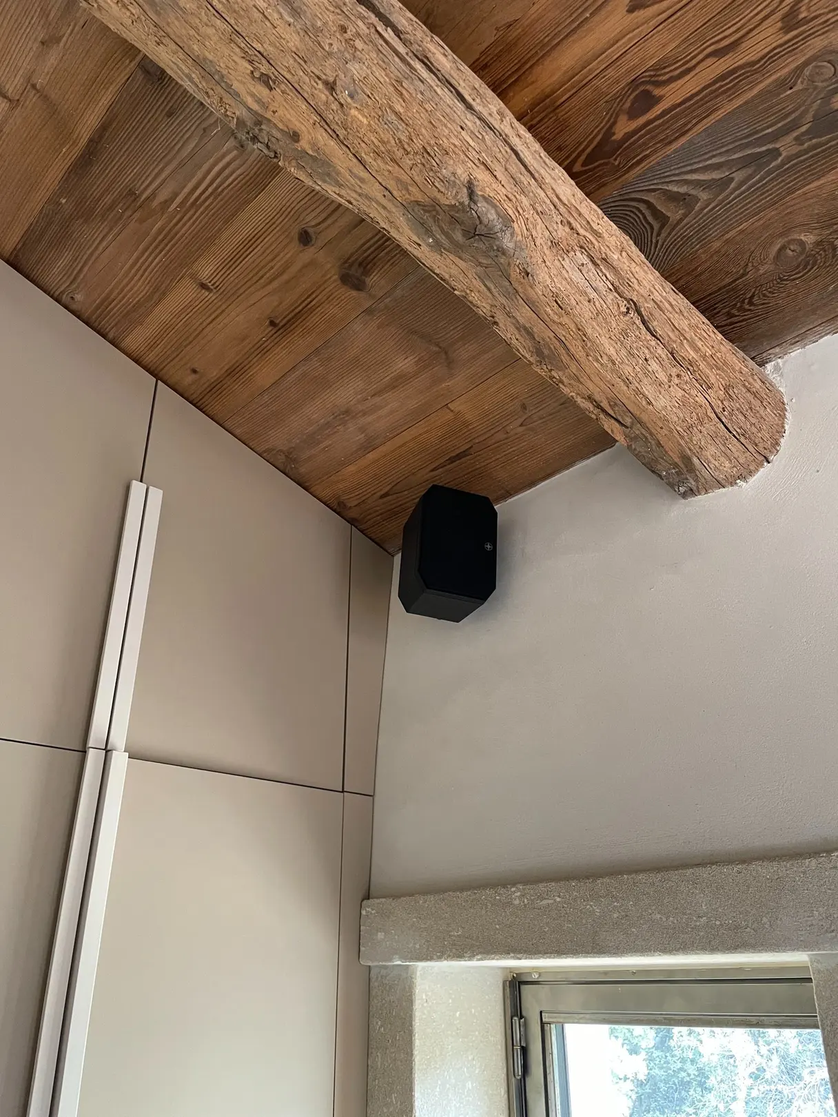 Enceinte encastrée au plafond sous les poutres anciennes du mas