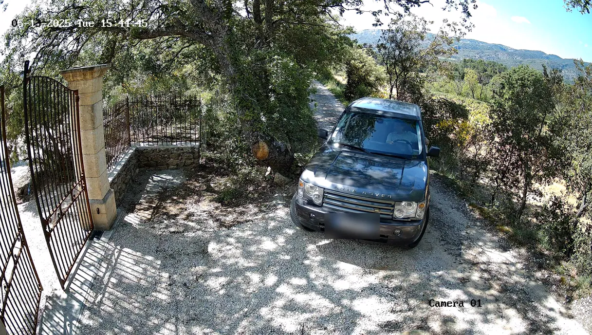 Vue de la caméra de lecture de plaques : un 4x4 se présente devant le portail, sa plaque est reconnue (floutée pour la publication)