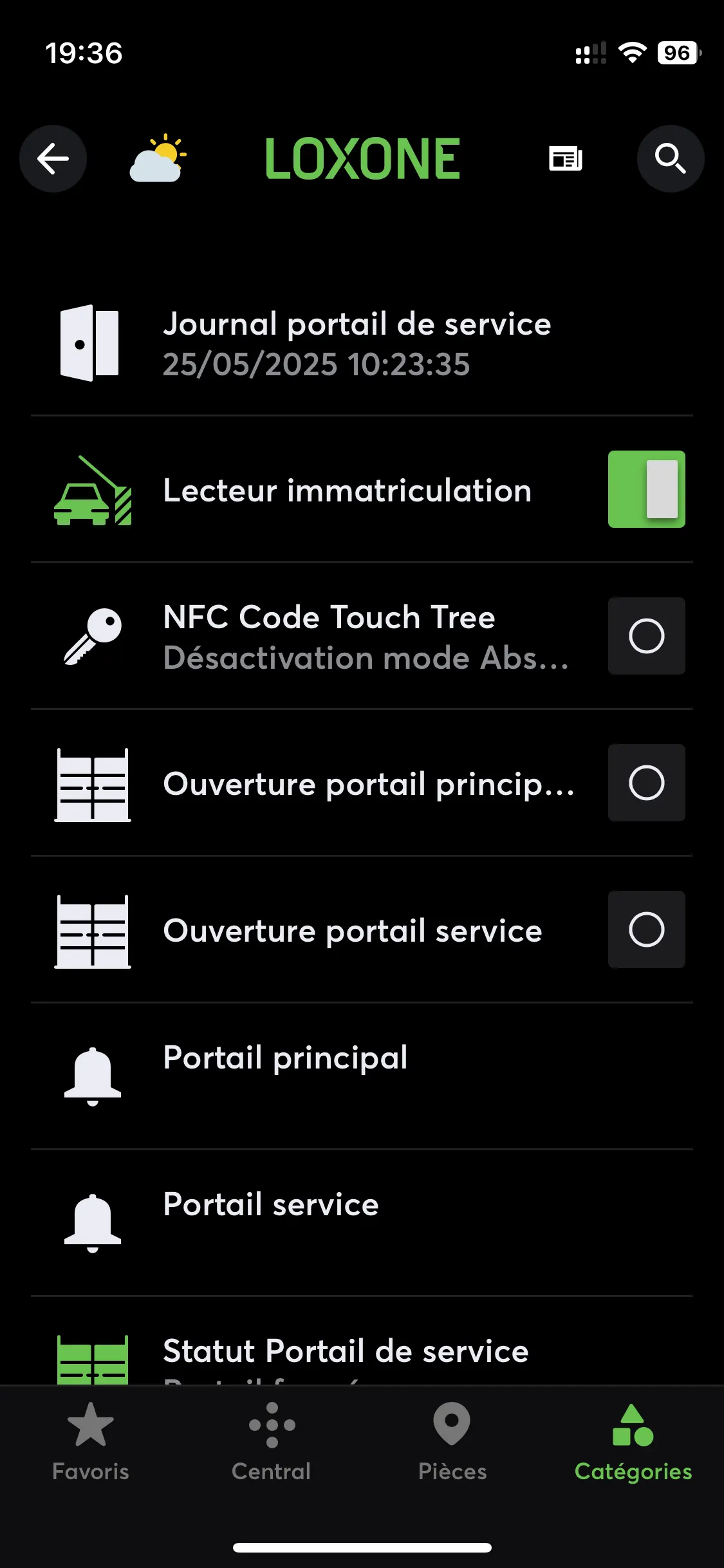 Application Loxone : lecteur d'immatriculation activé, commandes des portails principal et de service, journal des passages