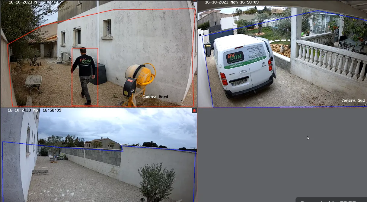 Vue simultanée de quatre caméras avec zones de détection délimitées en rouge et en bleu autour de la maison