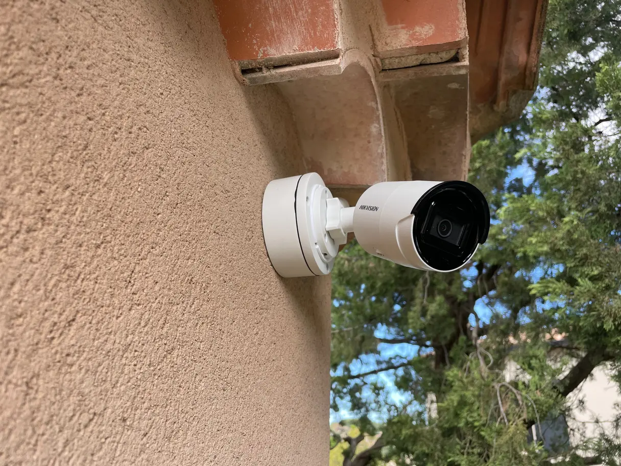 Caméra tube fixée sous la génoise d'une villa
