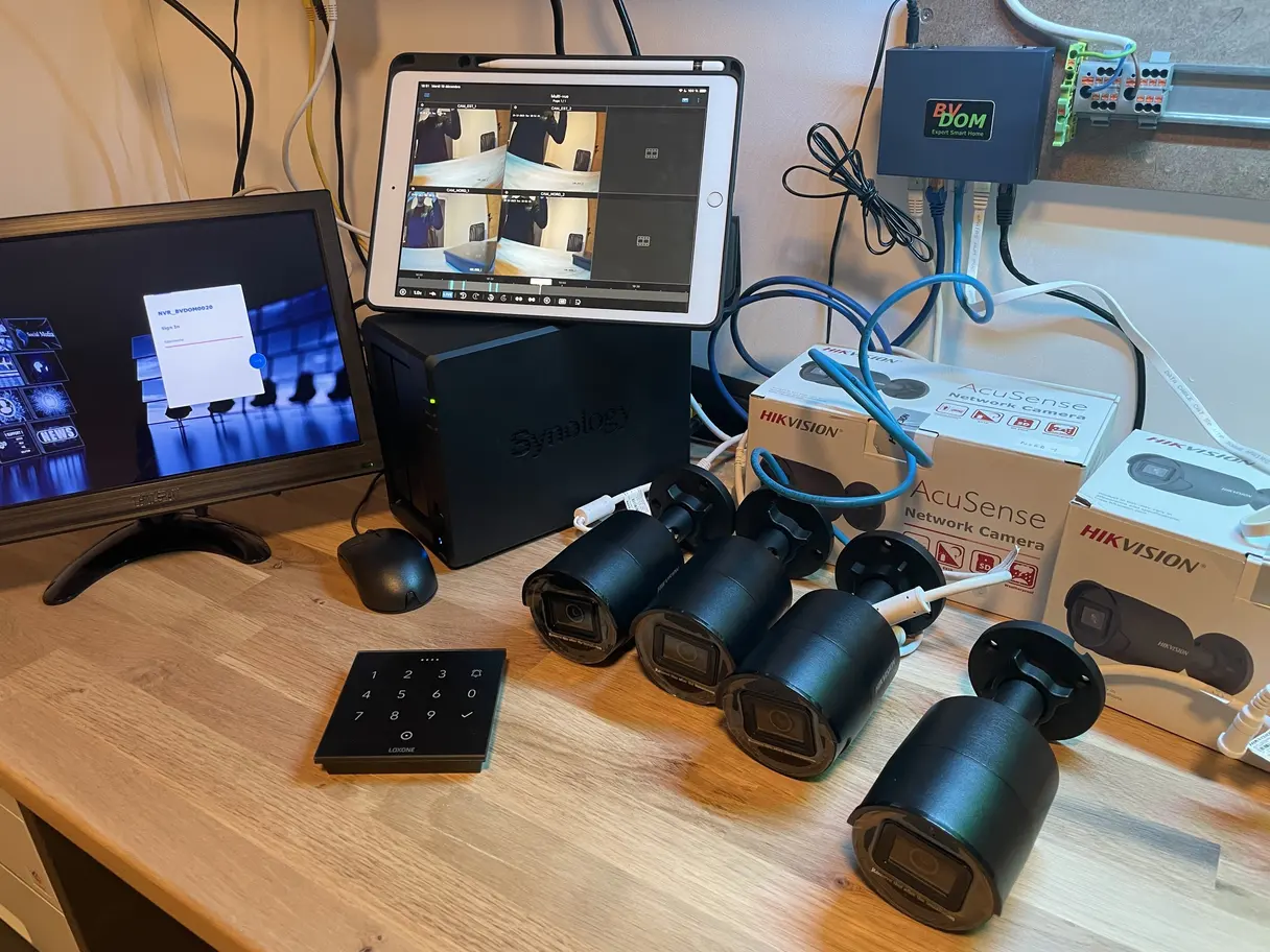 Configuration en atelier : enregistreur Synology, caméras Hikvision AcuSense et clavier de commande