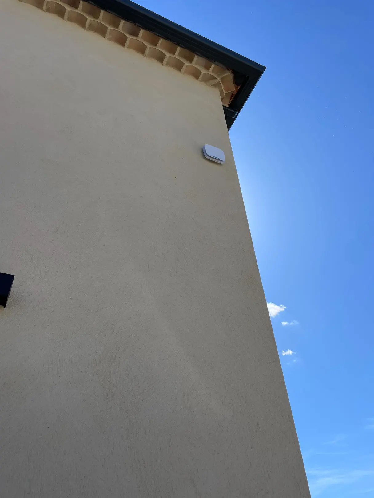 Sirène extérieure installée en haut d'un pignon