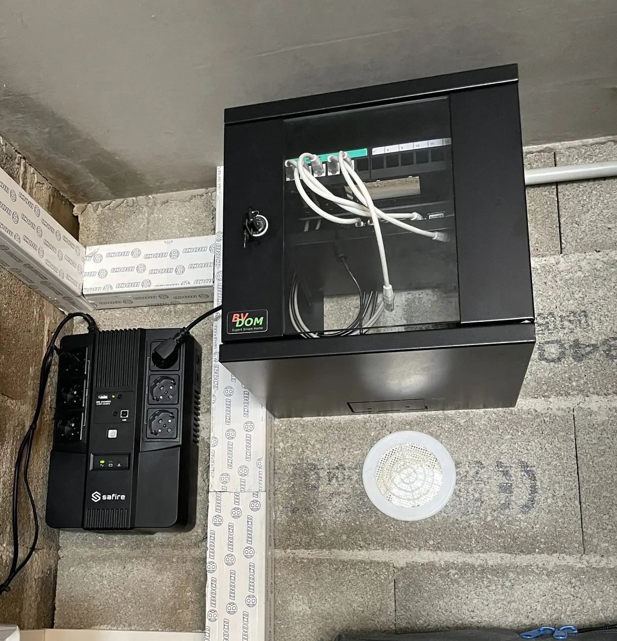 Baie réseau BVDOM et onduleur installés dans le local technique