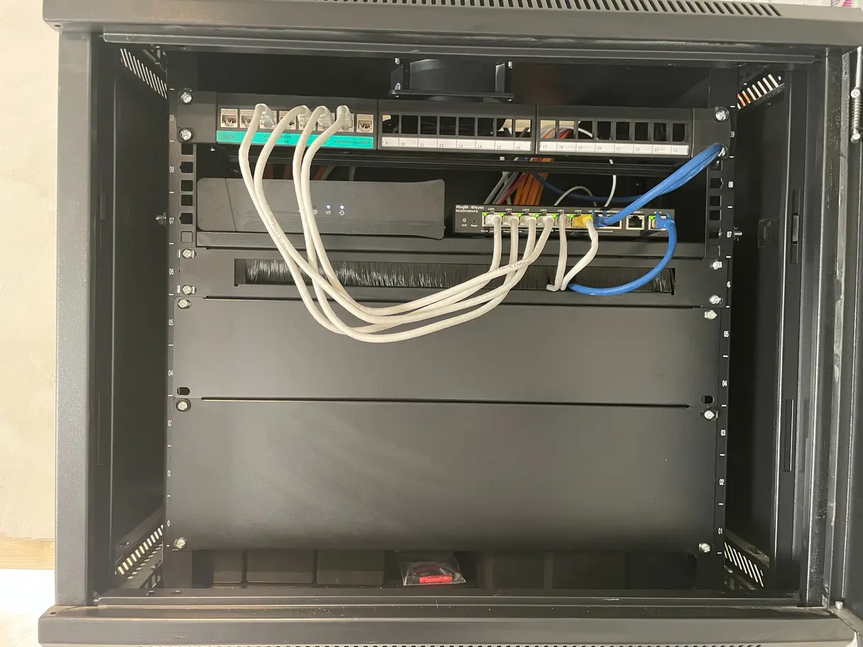Intérieur de la baie réseau : switch PoE, brassage et enregistreur vidéo