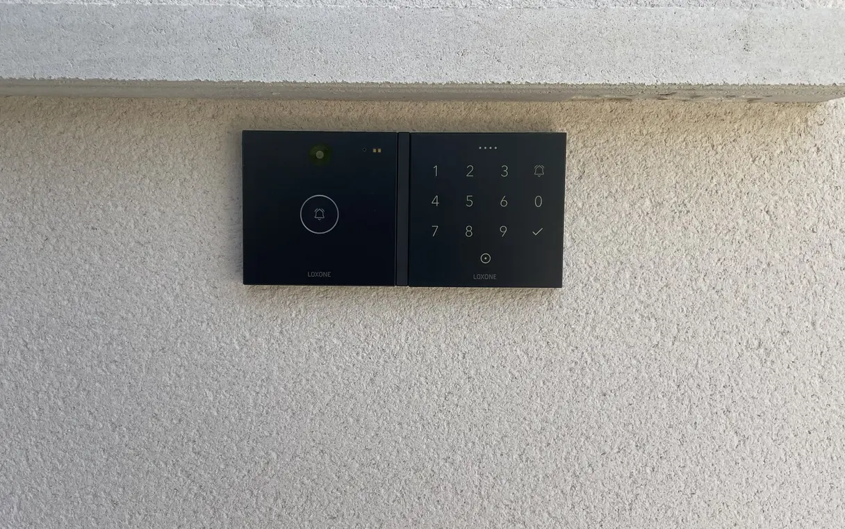 Platine Loxone d'accès en façade : lecteur NFC et clavier à code rétroéclairé
