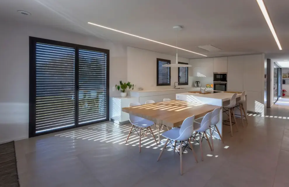 Volets et protections solaires automatisés dans une villa haut de gamme